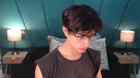 Snapshot of aaron_eze chatting on 4, 6, 2026 Aaron Ezequiel online show from 4, 6, 2026