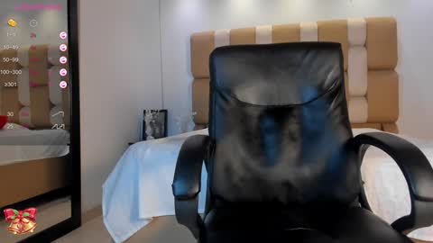 Snapshot of aaron_whitee chatting on 11, 12, 2024 Aaron online show from 11, 12, 2024