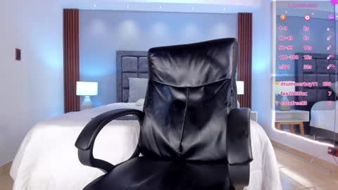 Snapshot of aaron_whitee chatting on 13, 12, 2024 Aaron online show from 13, 12, 2024