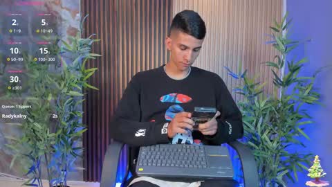 Snapshot of aaron_whitee chatting on 18, 12, 2025 Aaron online show from 18, 12, 2025