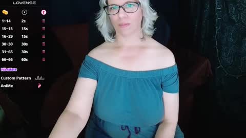 Snapshot of abbinatural chatting on 11, 10, 2025 AbbiNatural online show from 11, 10, 2025