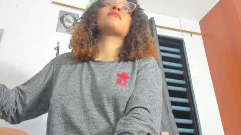 Snapshot of ada_gales_ chatting on 5, 11, 2025 Isa online show from 5, 11, 2025