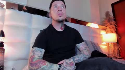 Snapshot of adamtatts chatting on 25, 11, 2025 Adam online show from 25, 11, 2025