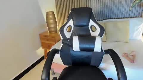 Snapshot of adarna13_ chatting on 12, 11, 2025 A D A R N A online show from 12, 11, 2025