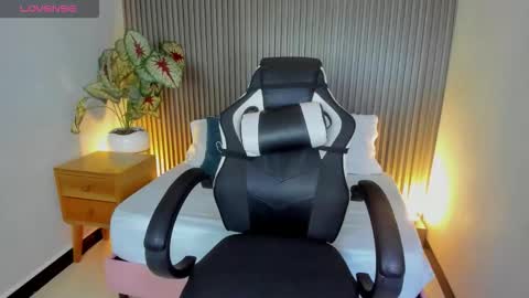 Snapshot of adarna13_ chatting on 15, 12, 2025 A D A R N A online show from 15, 12, 2025