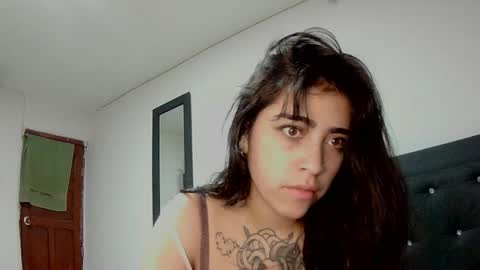 Snapshot of adri_gomez1 chatting on 5, 10, 2025 online show from 5, 10, 2025
