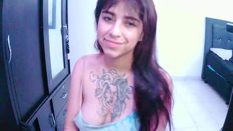 Snapshot of adri_gomez1 chatting on 18, 10, 2025 online show from 18, 10, 2025