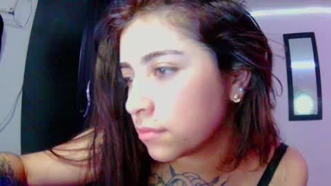 Snapshot of adri_gomez1 chatting on 12, 11, 2025 online show from 12, 11, 2025