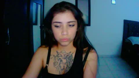 Snapshot of adri_gomez1 chatting on 17, 11, 2025 online show from 17, 11, 2025