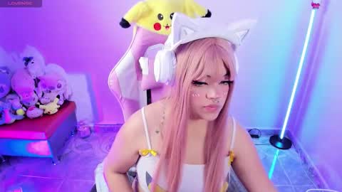 Snapshot of ahri_elderwood chatting on 5, 10, 2025 Ahri help me get to 100  online show from 5, 10, 2025