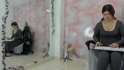 Snapshot of aida_rose chatting on 25, 11, 2025 karoline online show from 25, 11, 2025