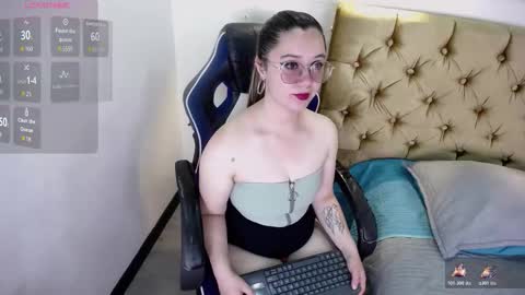 Snapshot of alaiia___ chatting on 19, 12, 2025 Alaiia online show from 19, 12, 2025