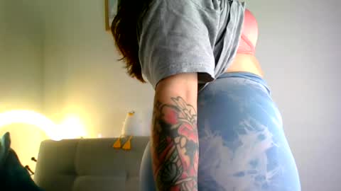 QUEEN OFF MILk  IM BACK  15 NOV online show from 29, 5, 2026