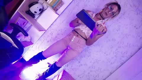 alexaavandercloude online show from 14, 4, 2026