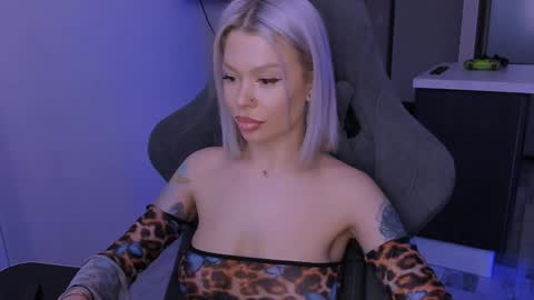 Snapshot of alexamason chatting on 1, 2, 2025 Alexa Mason online show from 1, 2, 2025