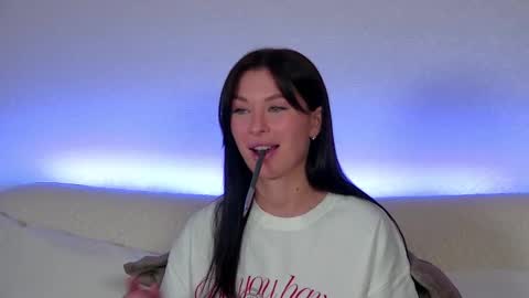 AlexandraBloom online show from 4, 3, 2025