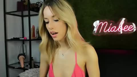 Snapshot of alexisbanx chatting on 15, 12, 2025 alexisbanx online show from 15, 12, 2025