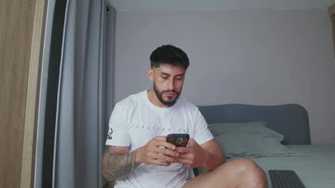 Snapshot of alexxxmachine chatting on 26, 10, 2025 Alex freelance model instagram alex b229 online show from 26, 10, 2025