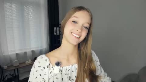 Snapshot of alicemelison chatting on 19, 10, 2025 Serena online show from 19, 10, 2025