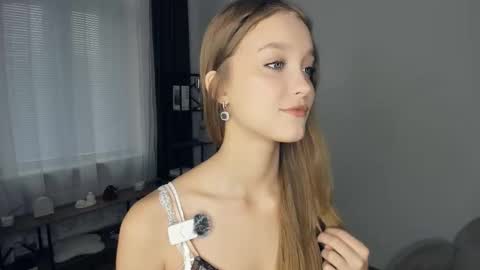 Snapshot of alicemelison chatting on 25, 10, 2025 Serena online show from 25, 10, 2025