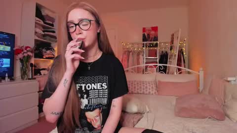 Snapshot of alicexbae chatting on 7, 3, 2025 from wonderland online show from 7, 3, 2025