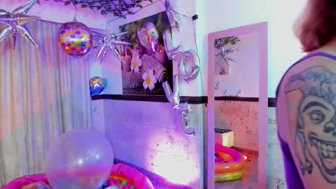 Snapshot of aliciawithe chatting on 5, 12, 2025 Alicia online show from 5, 12, 2025