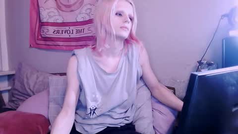 Snapshot of alien_bella chatting on 18, 12, 2025 Alien Bella online show from 18, 12, 2025