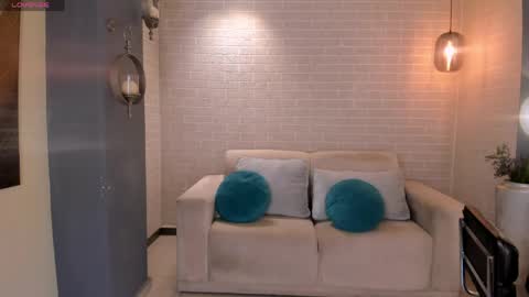 alinakravitz_ online show from 8, 4, 2026