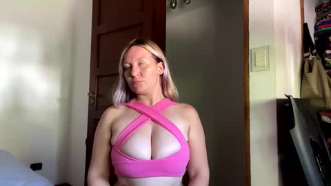 Snapshot of allisonlove2 chatting on 23, 4, 2026 allisonlove2 online show from 23, 4, 2026