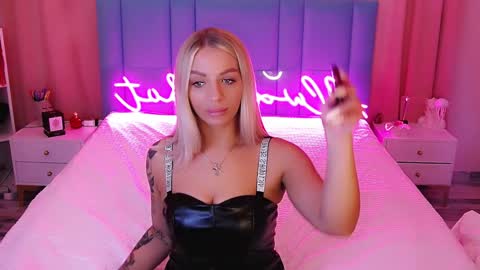 Snapshot of allwayshottt chatting on 7, 1, 2025 AlwaysHot online show from 7, 1, 2025