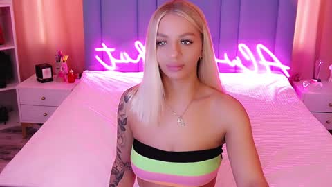 Snapshot of allwayshottt chatting on 1, 2, 2025 AlwaysHot online show from 1, 2, 2025