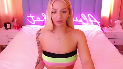 Snapshot of allwayshottt chatting on 1, 2, 2025 AlwaysHot online show from 1, 2, 2025