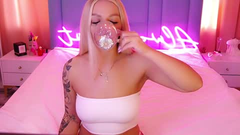 Snapshot of allwayshottt chatting on 2, 2, 2025 AlwaysHot online show from 2, 2, 2025