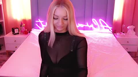 Snapshot of allwayshottt chatting on 6, 2, 2025 AlwaysHot online show from 6, 2, 2025