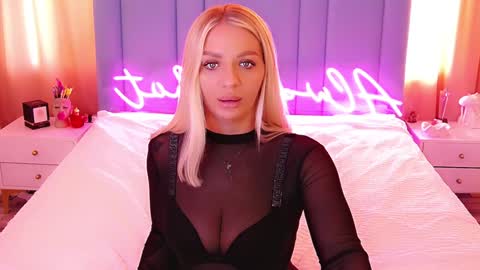 Snapshot of allwayshottt chatting on 6, 2, 2025 AlwaysHot online show from 6, 2, 2025