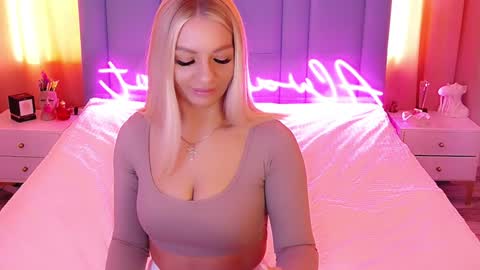 Snapshot of allwayshottt chatting on 8, 2, 2025 AlwaysHot online show from 8, 2, 2025