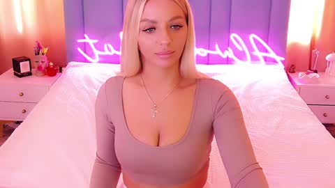 Snapshot of allwayshottt chatting on 8, 2, 2025 AlwaysHot online show from 8, 2, 2025