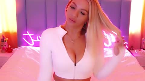 Snapshot of allwayshottt chatting on 18, 2, 2025 AlwaysHot online show from 18, 2, 2025