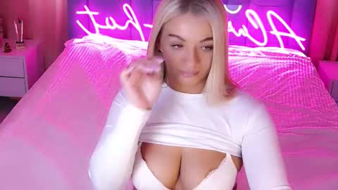 Snapshot of allwayshottt chatting on 8, 10, 2025 AlwaysHot online show from 8, 10, 2025