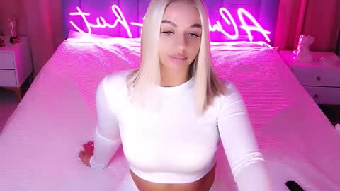 Snapshot of allwayshottt chatting on 5, 11, 2025 AlwaysHot online show from 5, 11, 2025