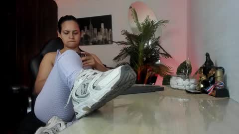 Snapshot of amaia_bushida chatting on 23, 10, 2025 anny online show from 23, 10, 2025