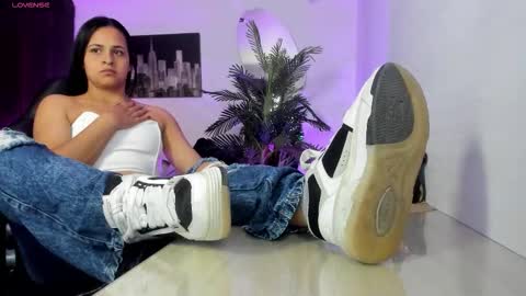 Snapshot of amaia_bushida chatting on 1, 11, 2025 anny online show from 1, 11, 2025