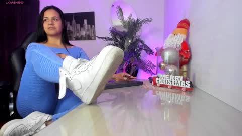 Snapshot of amaia_bushida chatting on 27, 11, 2025 anny online show from 27, 11, 2025