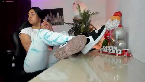 Snapshot of amaia_bushida chatting on 4, 12, 2025 anny online show from 4, 12, 2025