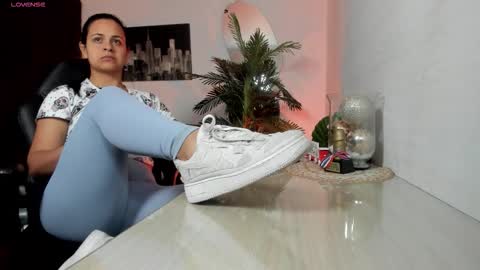 Snapshot of amaia_bushida chatting on 14, 12, 2025 anny online show from 14, 12, 2025