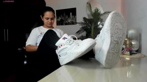 Snapshot of amaia_bushida chatting on 16, 12, 2025 anny online show from 16, 12, 2025