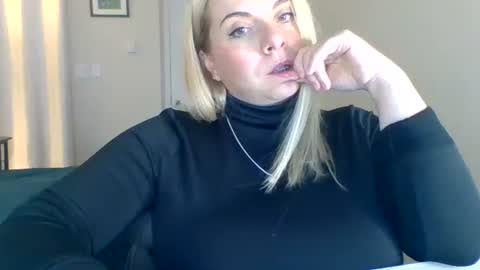 Snapshot of amandainbloom chatting on 19, 10, 2025 Amanda online show from 19, 10, 2025
