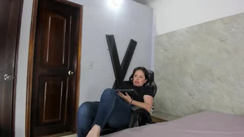 Snapshot of amara_luxe chatting on 23, 10, 2025 amara_luxe online show from 23, 10, 2025