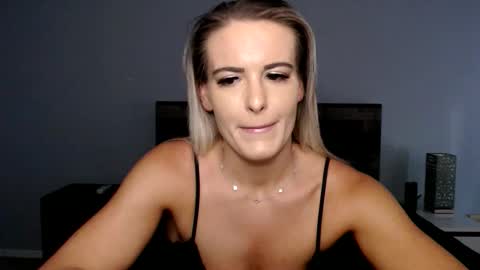 Snapshot of amber__xoxo chatting on 7, 6, 2026 Amber online show from 7, 6, 2026