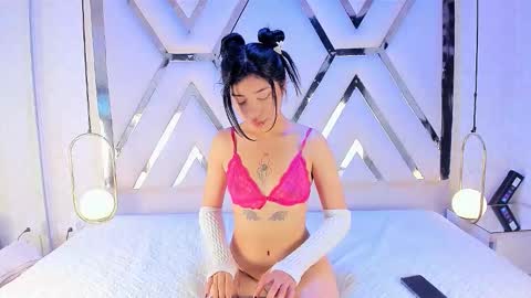 AMELIA TREVICOTT  online show from 15, 12, 2025